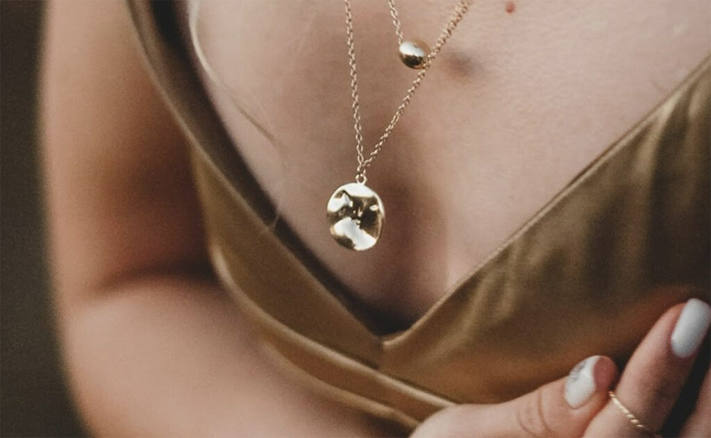 How to Choose Jewelry for Someone You Love