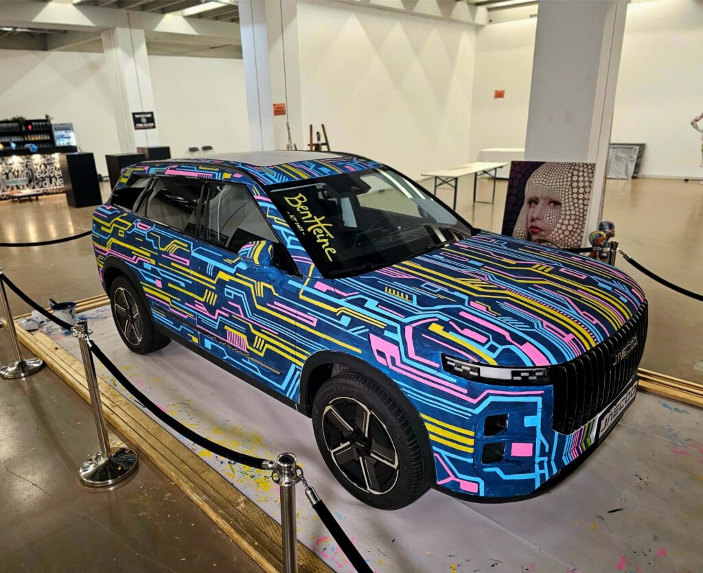 Ben Heine transforme une Jaecoo 7 en œuvre d’art futuriste à Bruxelles durant Art Truc Troc - Musée Expo Art Performance