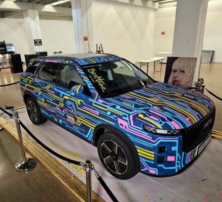 Ben Heine transforme une Jaecoo 7 en œuvre d’art futuriste à Bruxelles durant Art Truc Troc - Musée Expo Art Performance