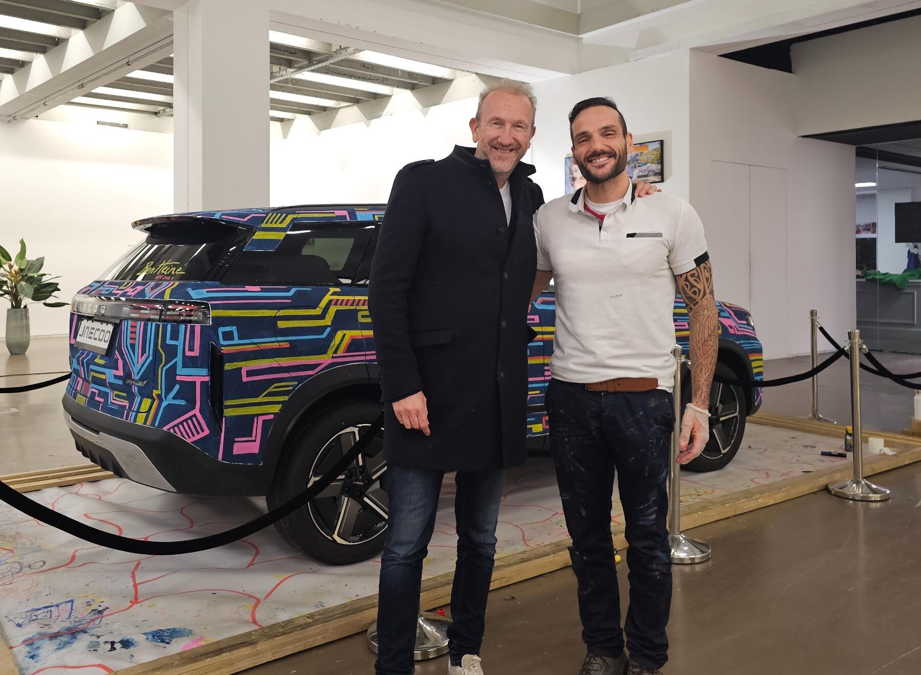 Ben Heine transforme une Jaecoo 7 en œuvre d’art futuriste à Bruxelles durant Art Truc Troc - Musée Expo Art Performance