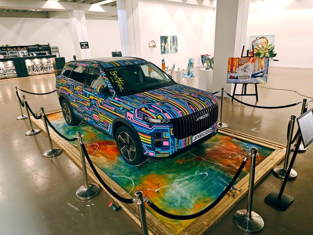 Ben Heine Transforms a Jaecoo 7 into a Futuristic Work of Art in Brussels