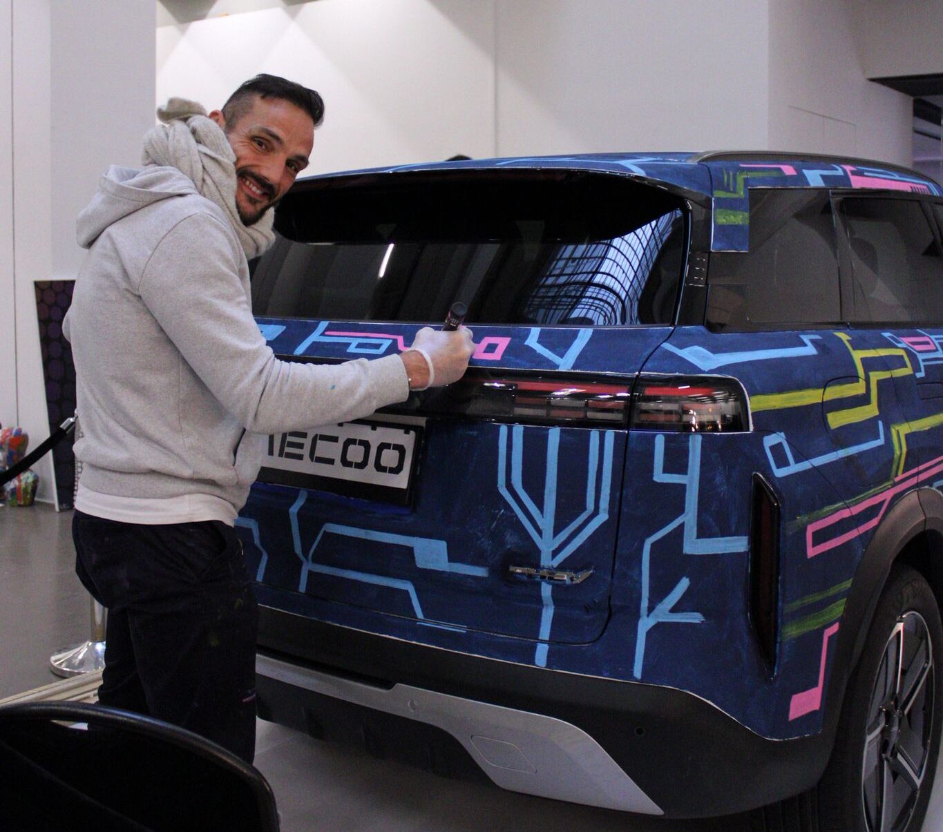 Ben Heine Transforms a Jaecoo 7 into a Futuristic Work of Art in Brussels