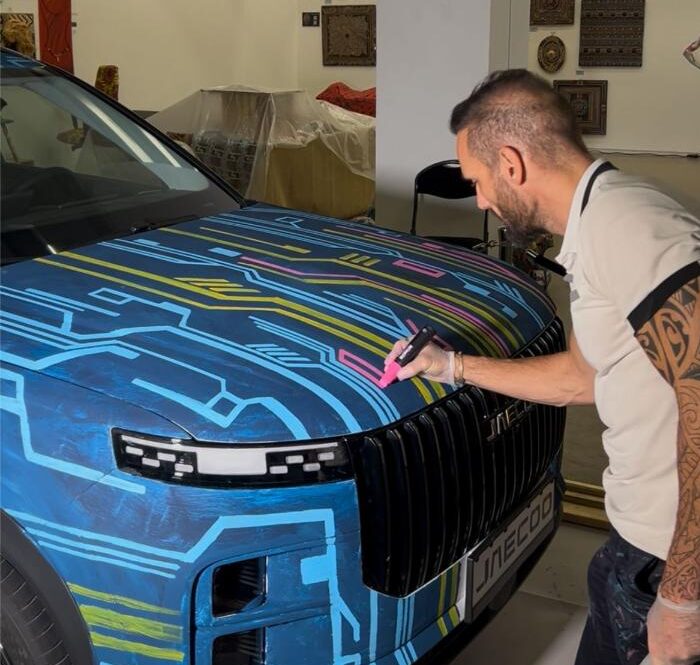 Ben Heine transforme une Jaecoo 7 en œuvre d’art futuriste à Bruxelles durant Art Truc Troc - Musée Expo Art Performance